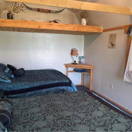 Гостевой дом Montana Old West Cabins Babb Экстерьер фото