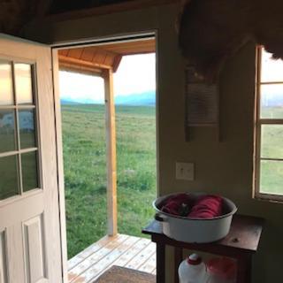 Гостевой дом Montana Old West Cabins Babb Экстерьер фото